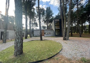 CASA EN LA ISLA DEL GOLF DE PINAMAR 5 AMBIENTES CON PISCINA  ( A ESTRENAR )