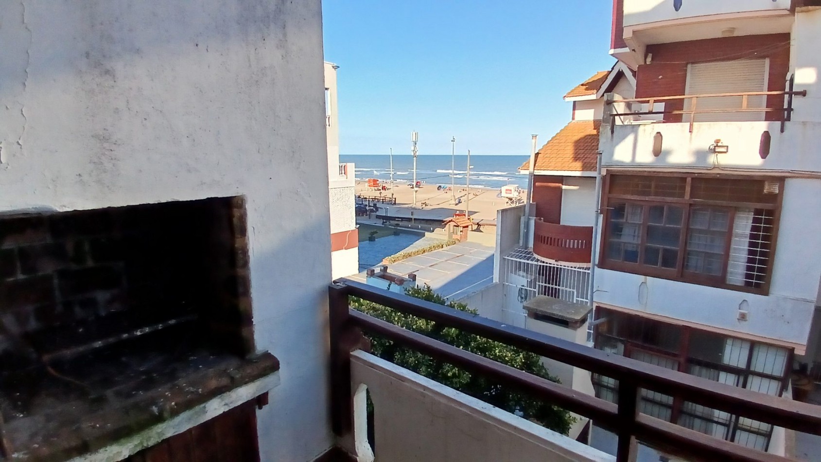 Alquiler temporario - Amplio Duplex - Av. 1 e/105 y 107 - EDIF. PALMERAS VII - Villa Gesell
