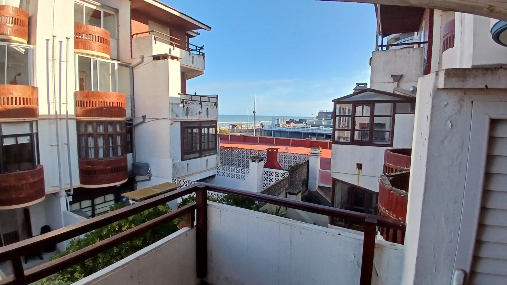 Alquiler temporario - Amplio Duplex - Av. 1 e/105 y 107 - EDIF. PALMERAS VII - Villa Gesell