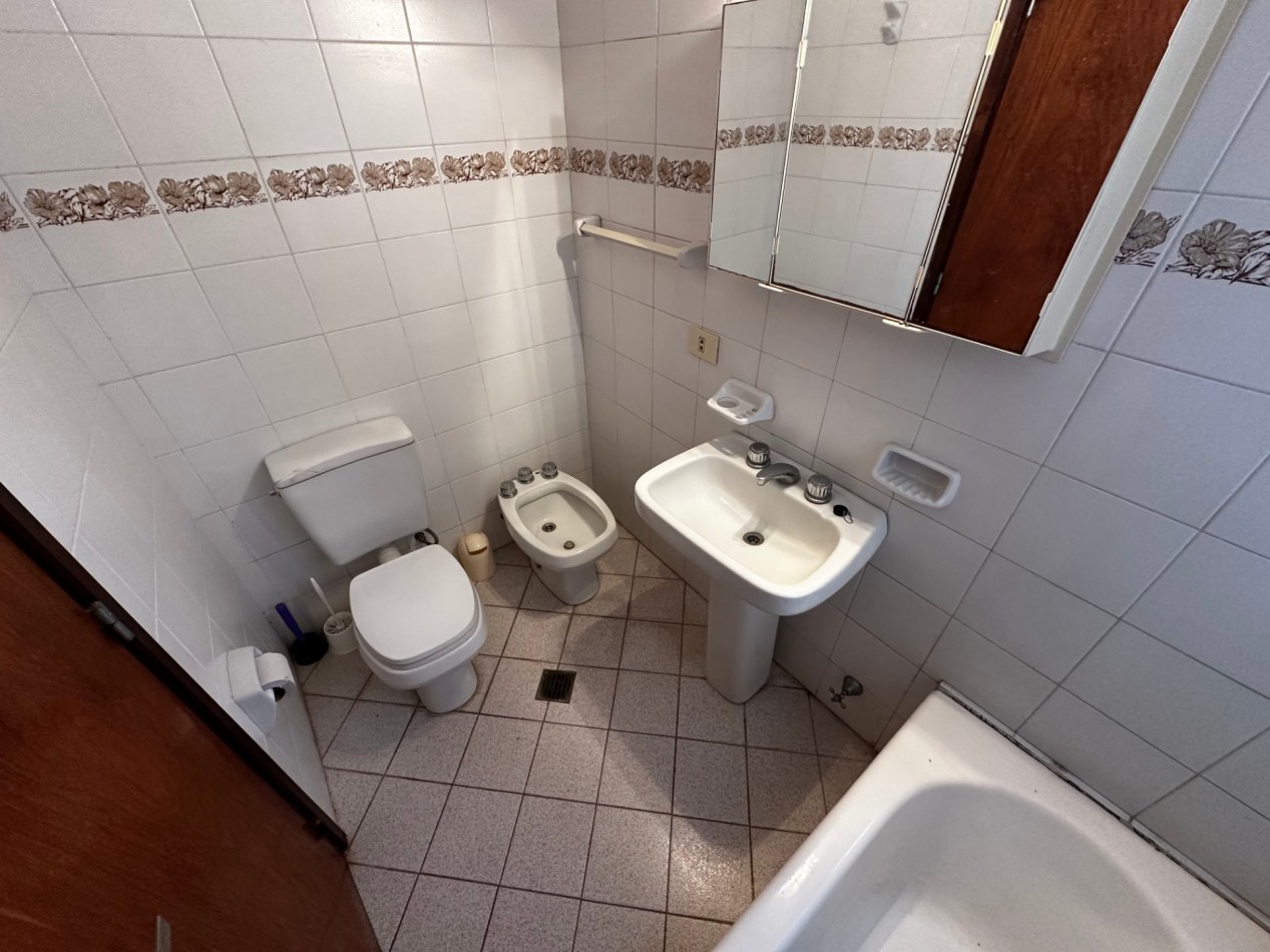 Alquiler temporario - Amplio Duplex - Av. 1 e/105 y 107 - EDIF. PALMERAS VII - Villa Gesell