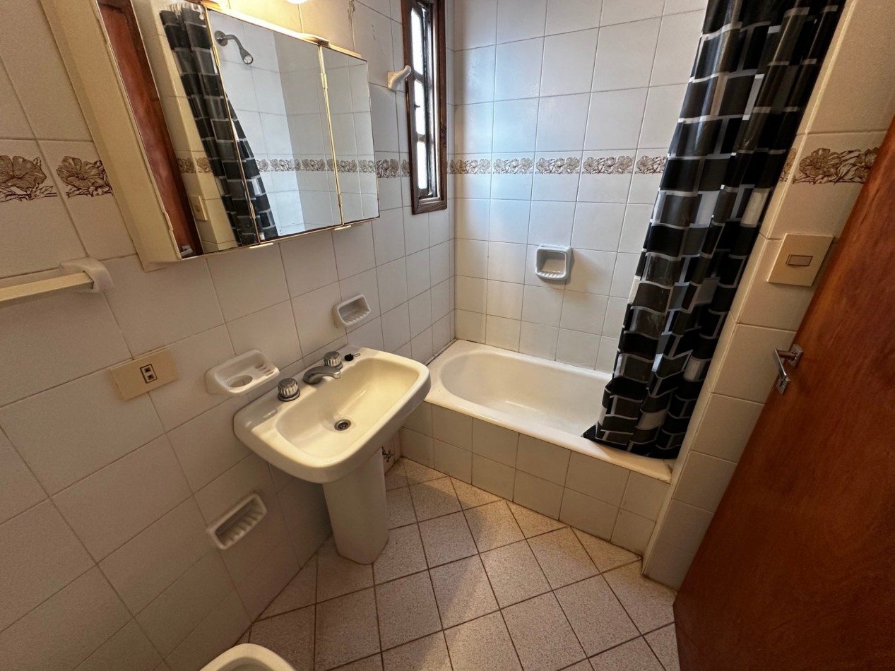 Alquiler temporario - Amplio Duplex - Av. 1 e/105 y 107 - EDIF. PALMERAS VII - Villa Gesell