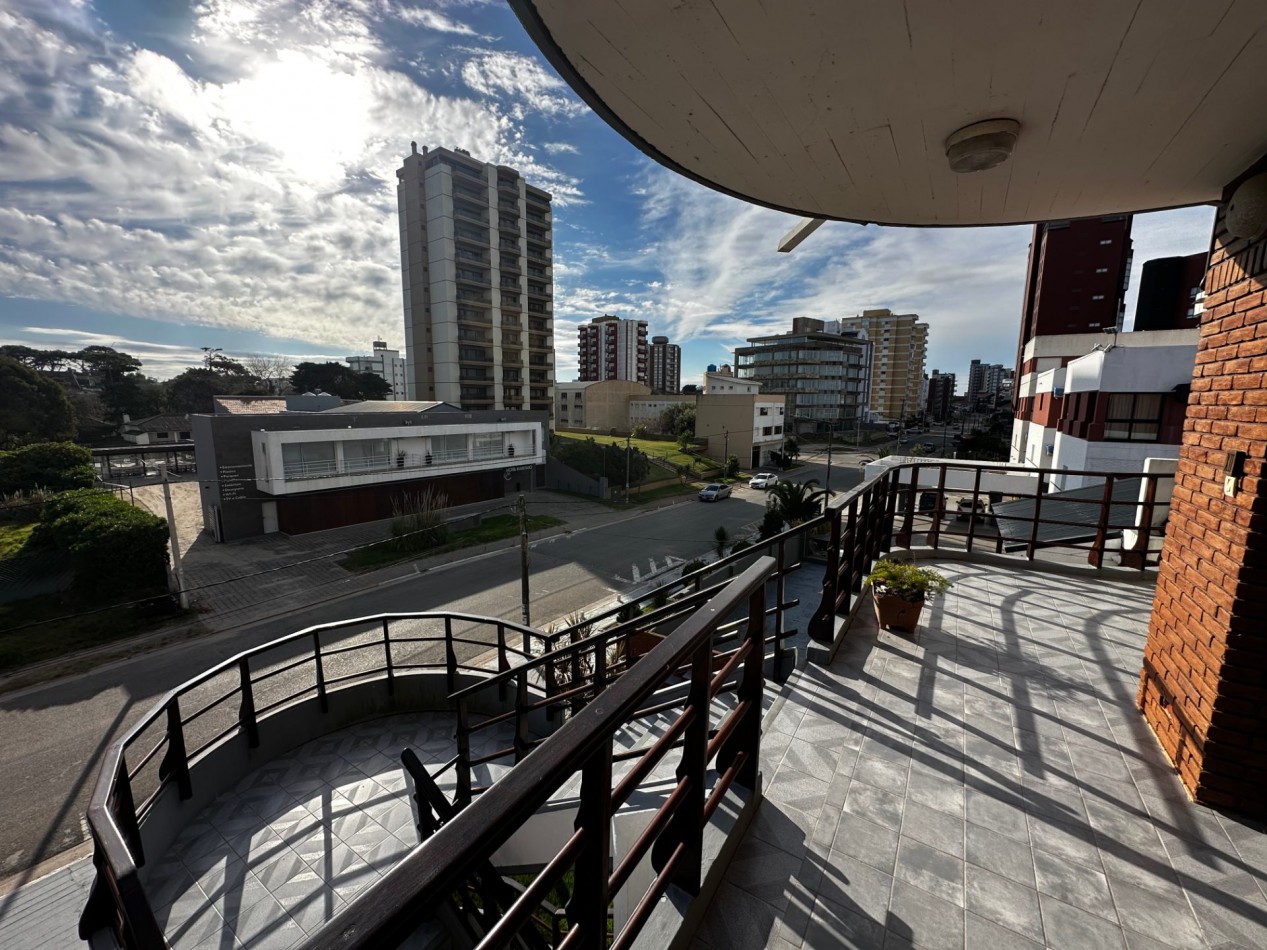 Alquiler temporario - Amplio Duplex - Av. 1 e/105 y 107 - EDIF. PALMERAS VII - Villa Gesell