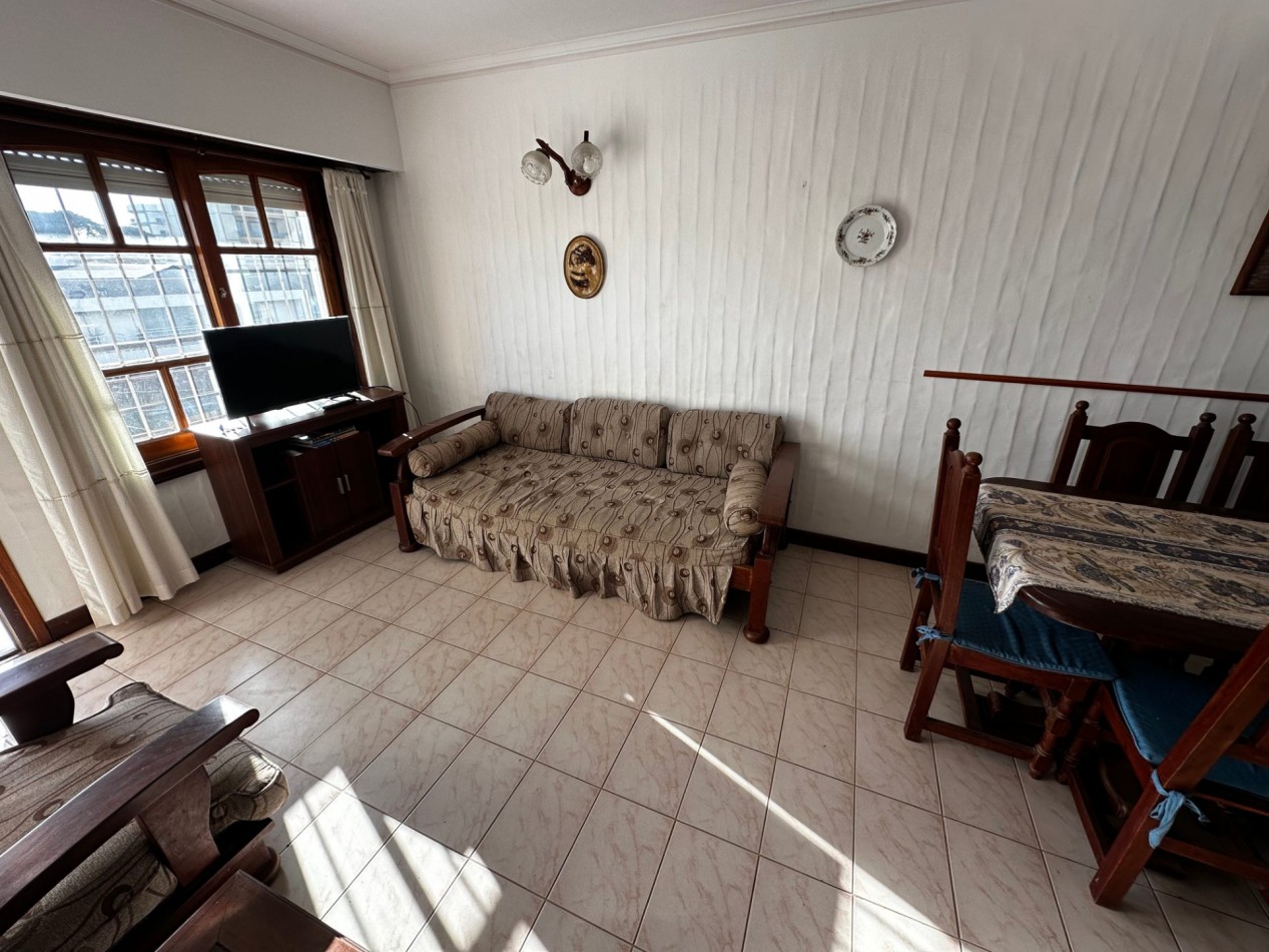 Alquiler temporario - Amplio Duplex - Av. 1 e/105 y 107 - EDIF. PALMERAS VII - Villa Gesell