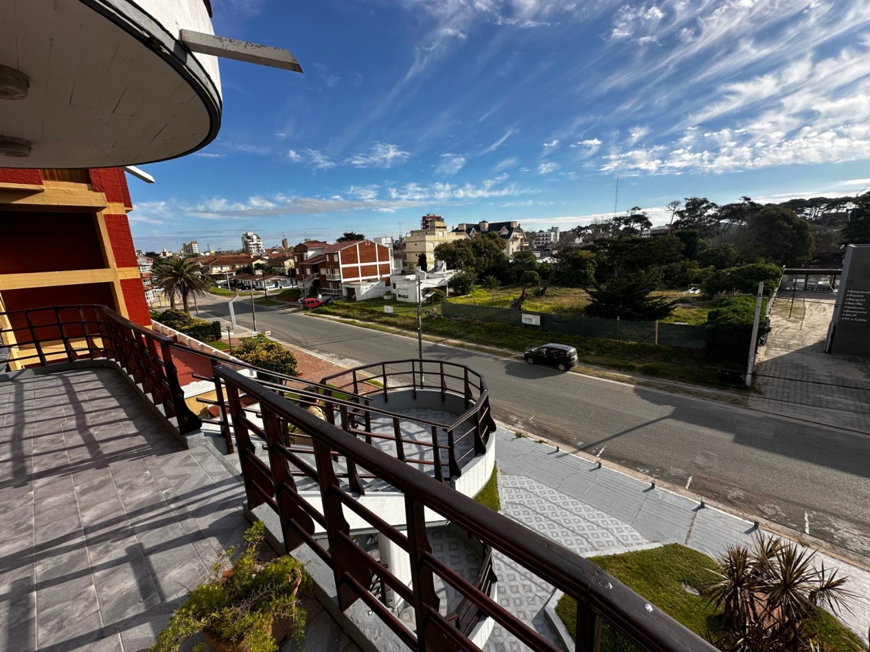 Alquiler temporario - Amplio Duplex - Av. 1 e/105 y 107 - EDIF. PALMERAS VII - Villa Gesell