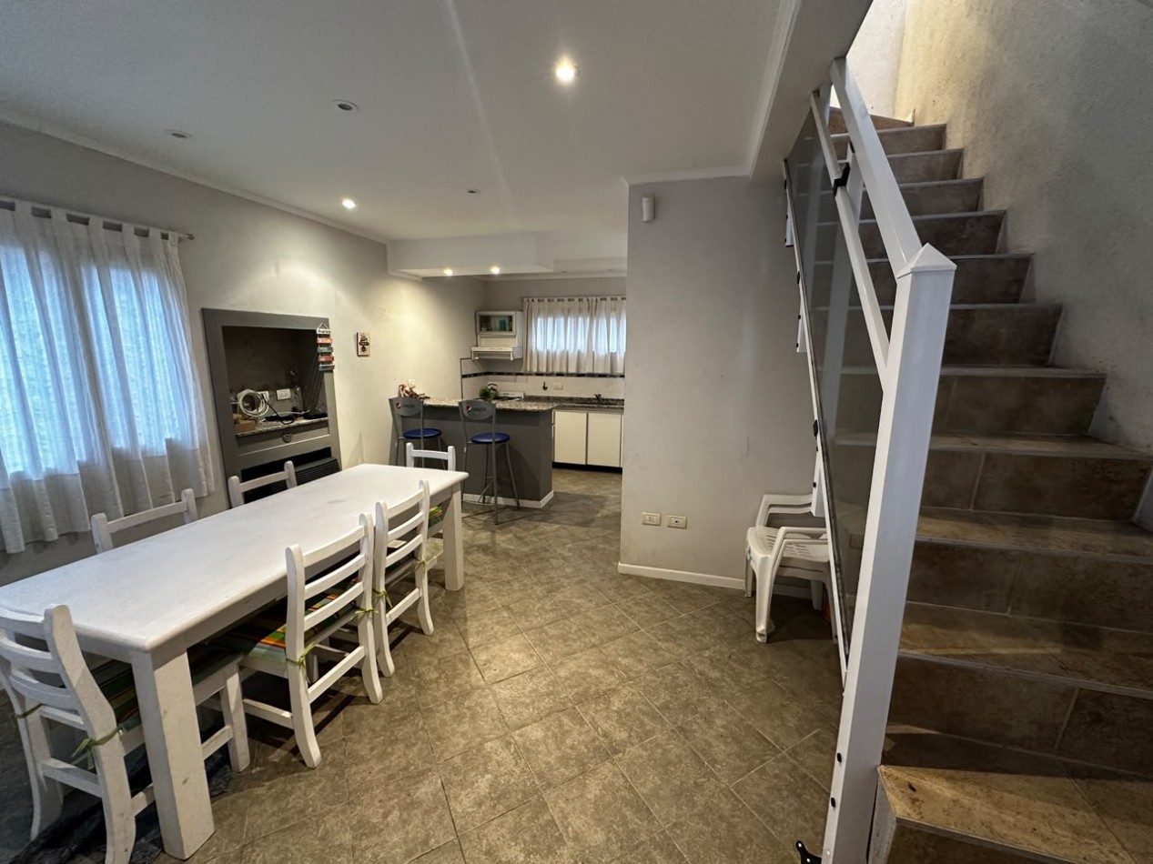 DUPLEX EN VENTA EN VILLA GESELL | 2 DORMITORIOS | PATIO, PARRILLA Y COCHERA | GRAN POTENCIAL DE INVERSION