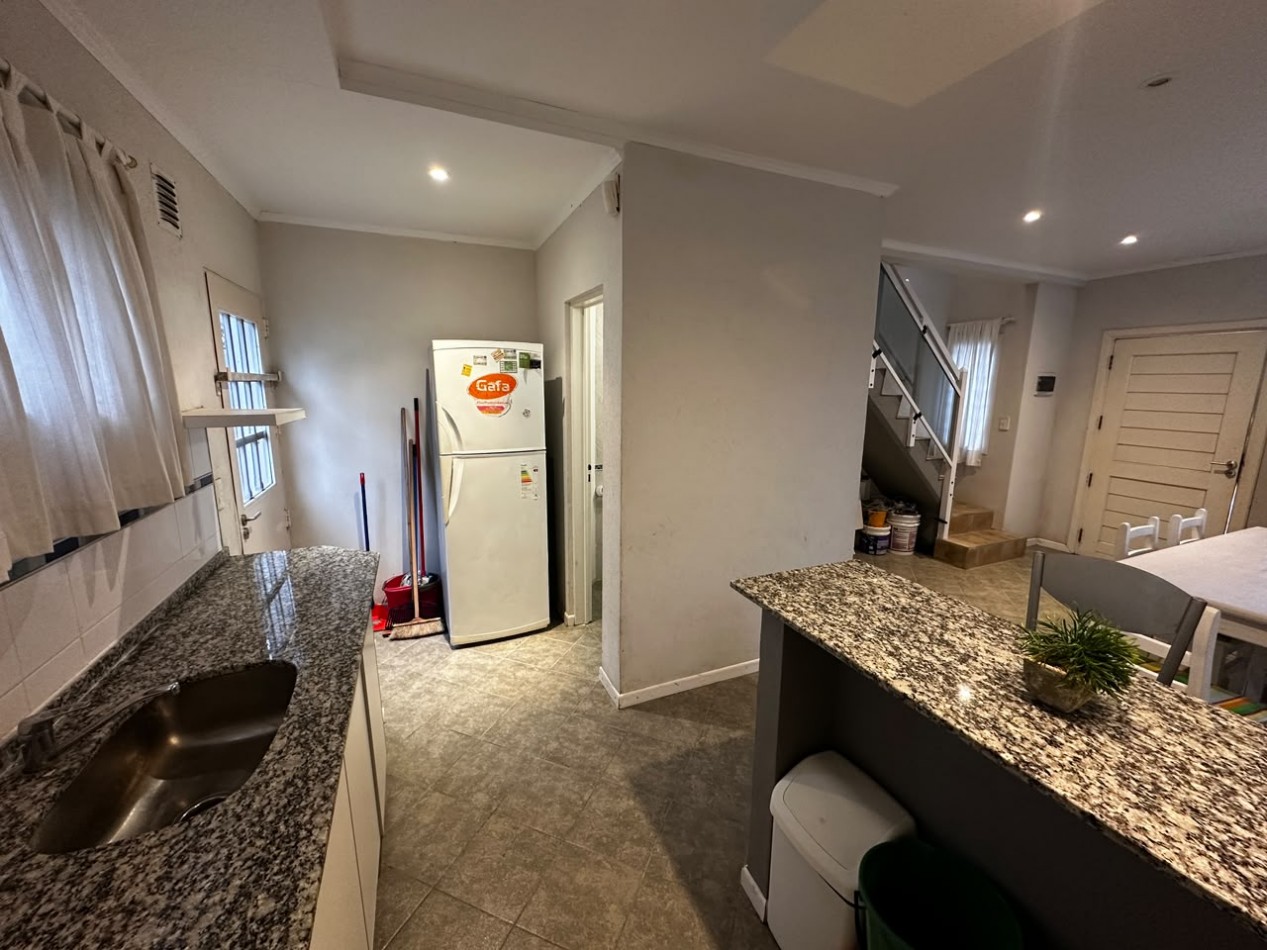 DUPLEX EN VENTA EN VILLA GESELL | 2 DORMITORIOS | PATIO, PARRILLA Y COCHERA | GRAN POTENCIAL DE INVERSION