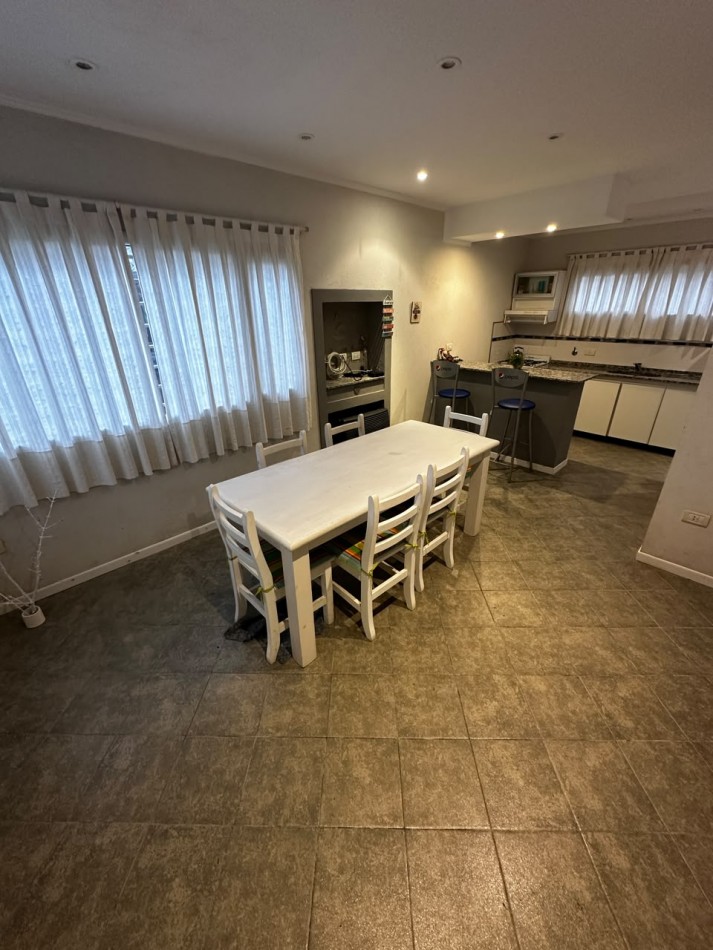 DUPLEX EN VENTA EN VILLA GESELL | 2 DORMITORIOS | PATIO, PARRILLA Y COCHERA | GRAN POTENCIAL DE INVERSION