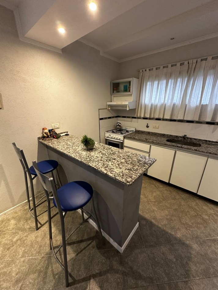 DUPLEX EN VENTA EN VILLA GESELL | 2 DORMITORIOS | PATIO, PARRILLA Y COCHERA | GRAN POTENCIAL DE INVERSION