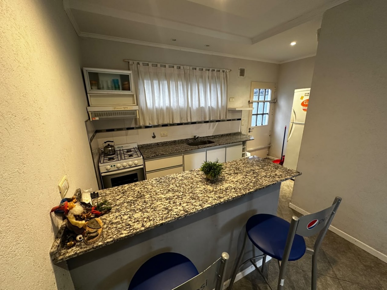 DUPLEX EN VENTA EN VILLA GESELL | 2 DORMITORIOS | PATIO, PARRILLA Y COCHERA | GRAN POTENCIAL DE INVERSION