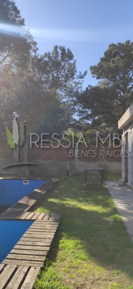 VENTA CASA CON 3 DPTOS EN ZONA GOLF DE VILLA GESELL