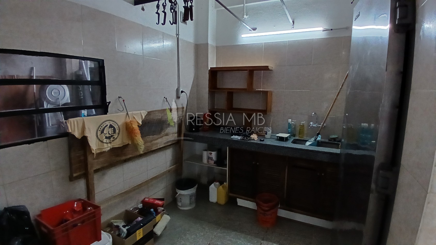Amplio local con deposito y camara de frio - Boulevard e/142 y 143 - Villa Gesell