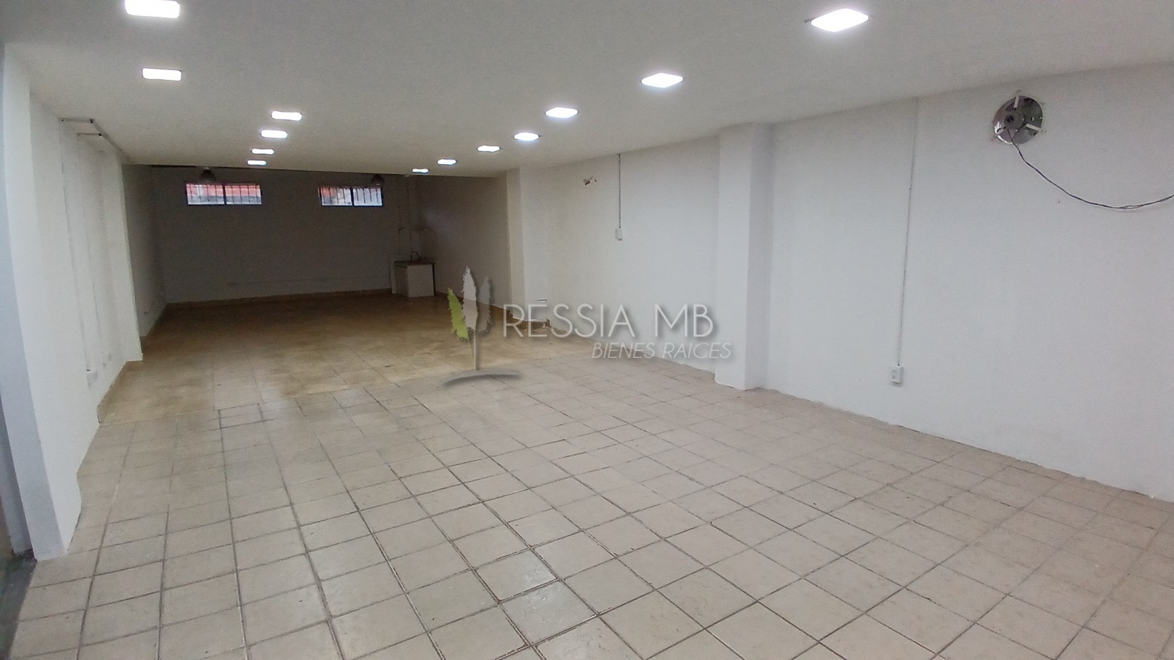 Amplio local con deposito y camara de frio - Boulevard e/142 y 143 - Villa Gesell