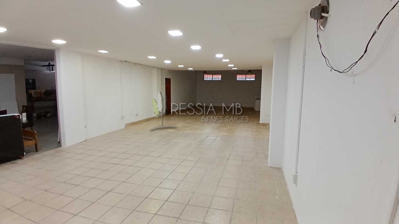 Amplio local con deposito y camara de frio - Boulevard e/142 y 143 - Villa Gesell