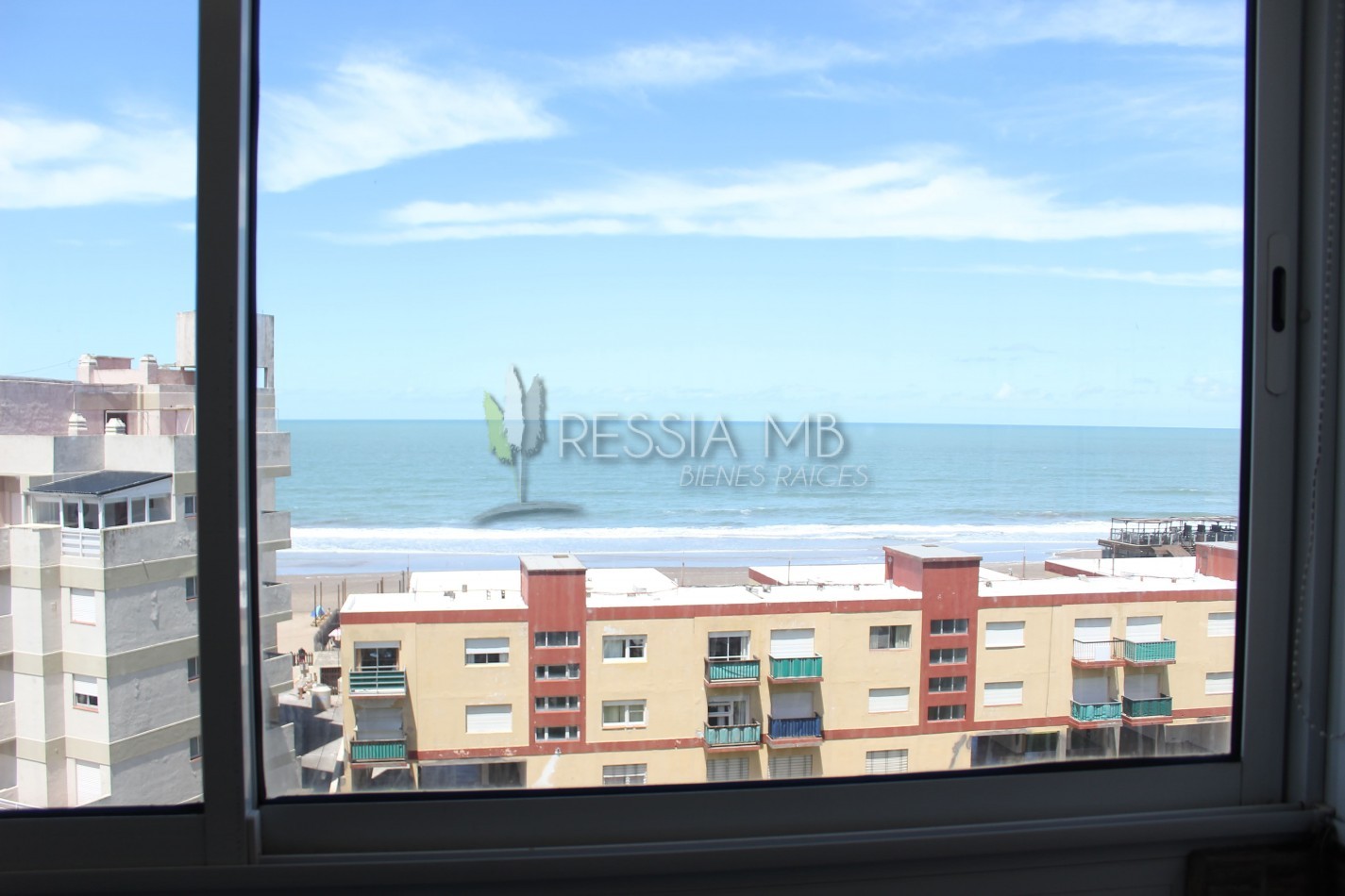 VENTA de dpto. con vista al mar en 6to piso - Av 1 entre 104 y 1105