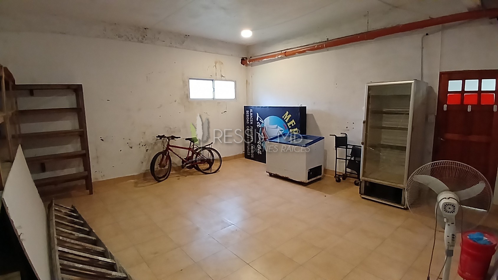 Amplio local con deposito y camara de frio - Boulevard e/142 y 143 - Villa Gesell