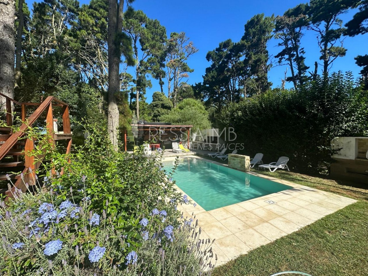 Destacada casa en venta sobre 3 lotes -  Calle 35 entre Viña del Mar y Punta del Indio - Mar Azul