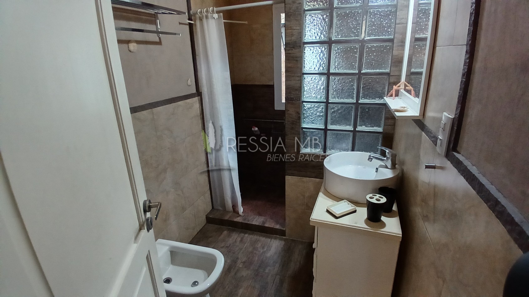 Casa en Venta  - 3 Dormitorios + gran parque arbolado - Ranqueles entre Mansilla y Av. del Plata, con salida tambien a Av. del Lucero - Mar de las Pampas