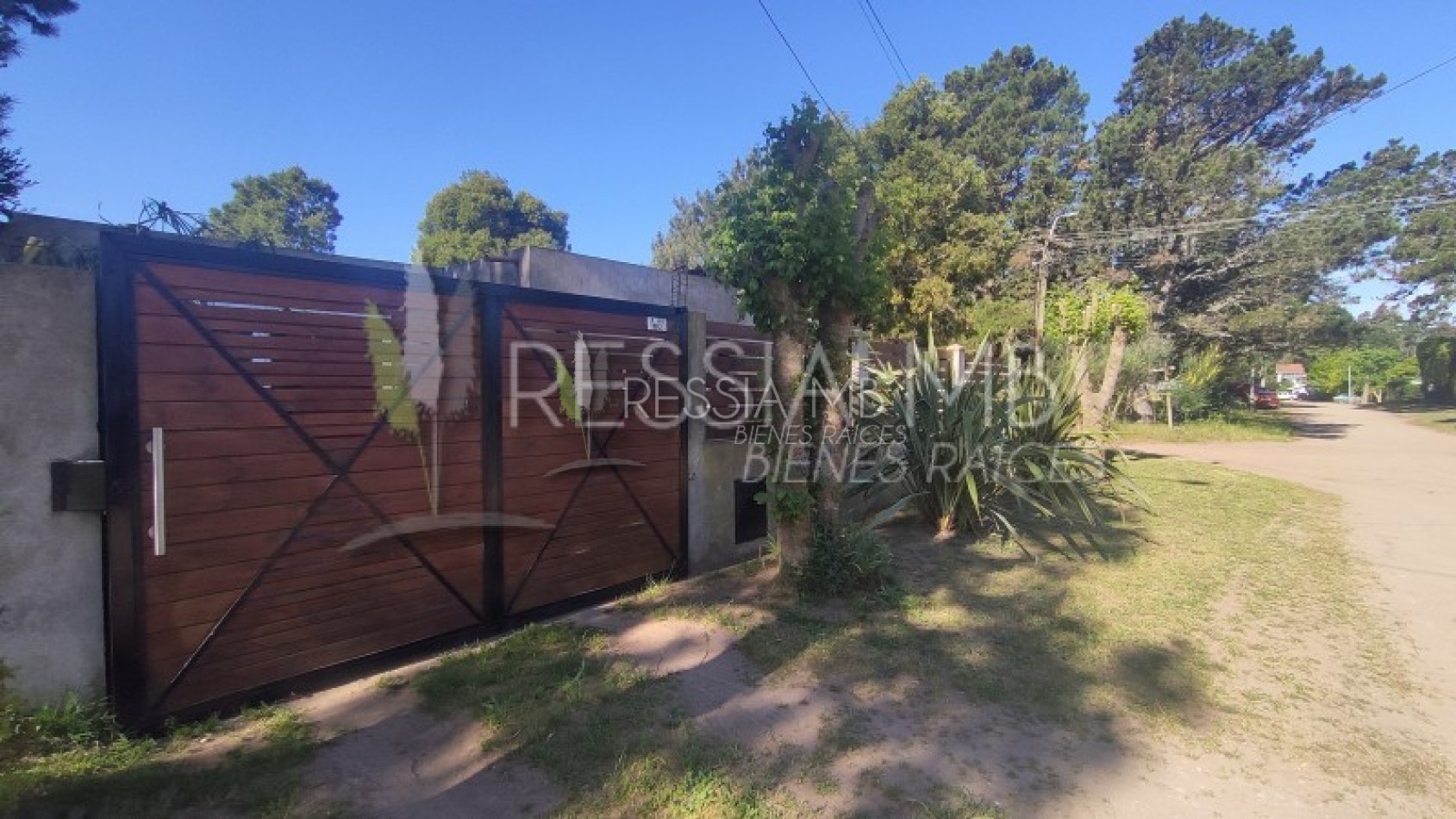 VENTA CASA CON 3 DPTOS EN ZONA GOLF DE VILLA GESELL