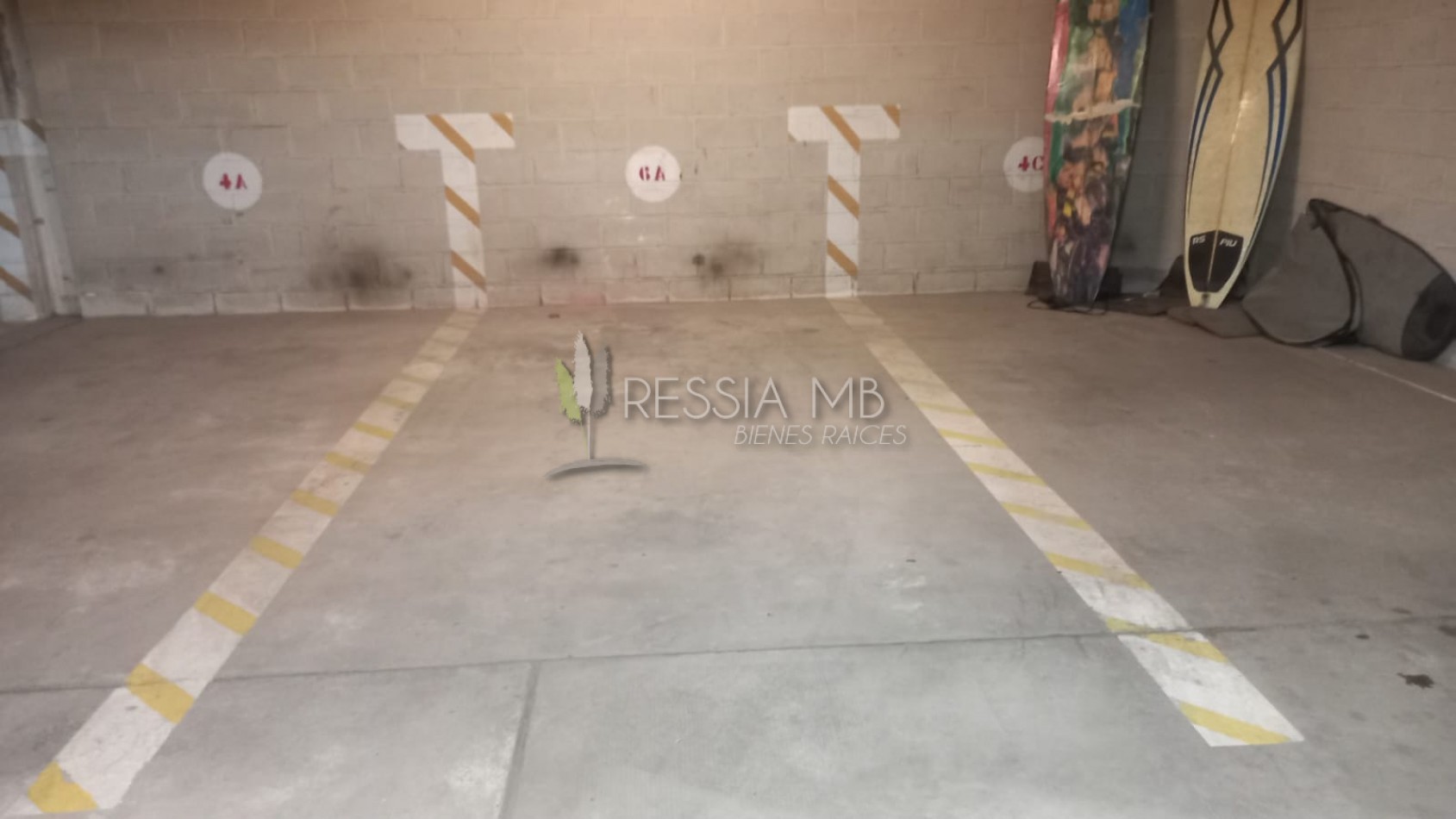 Departamento en venta amoblado con cochera, baulera y vista - A metros del mar en Villa Gesell