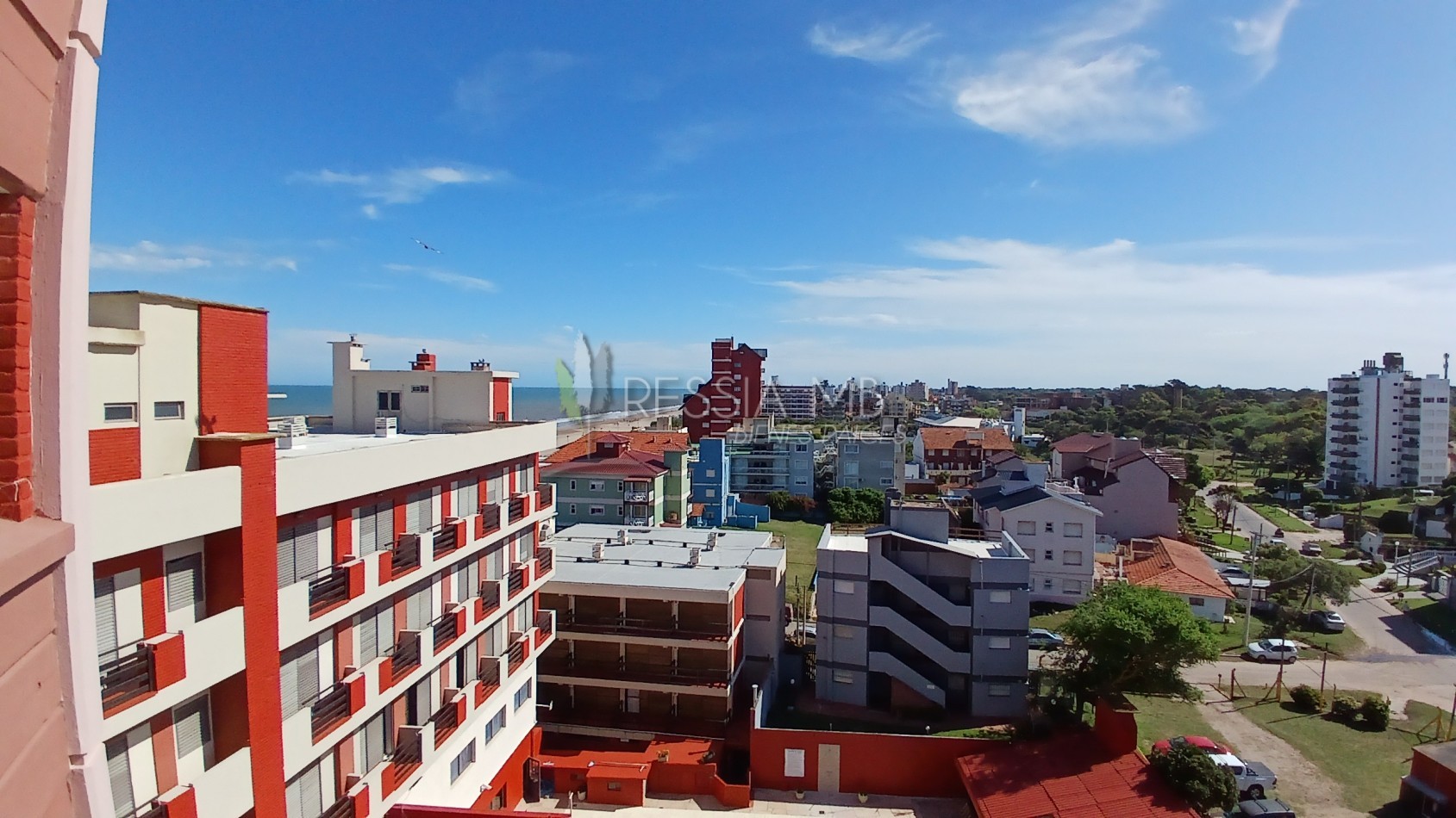 Departamento en venta amoblado con cochera, baulera y vista - A metros del mar en Villa Gesell
