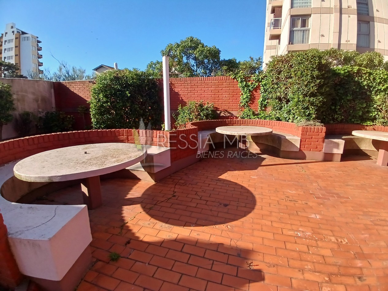 Departamento en venta amoblado con cochera, baulera y vista - A metros del mar en Villa Gesell