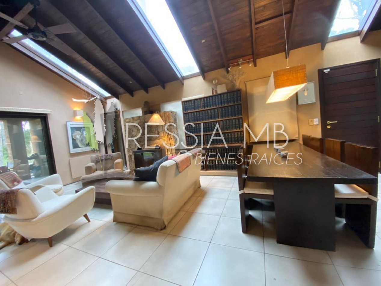 Hermosa casa en venta - 4 dormitorios - Calle 43 e/ Pinamar y Punta del indio - Mar Azul (con opcion a lote lindero)