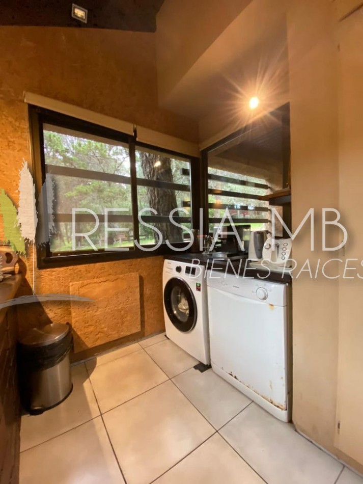 Hermosa casa en venta - 4 dormitorios - Calle 43 e/ Pinamar y Punta del indio - Mar Azul (con opcion a lote lindero)