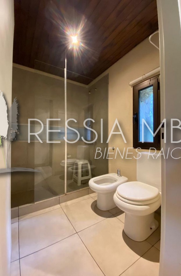 Hermosa casa en venta - 4 dormitorios - Calle 43 e/ Pinamar y Punta del indio - Mar Azul (con opcion a lote lindero)