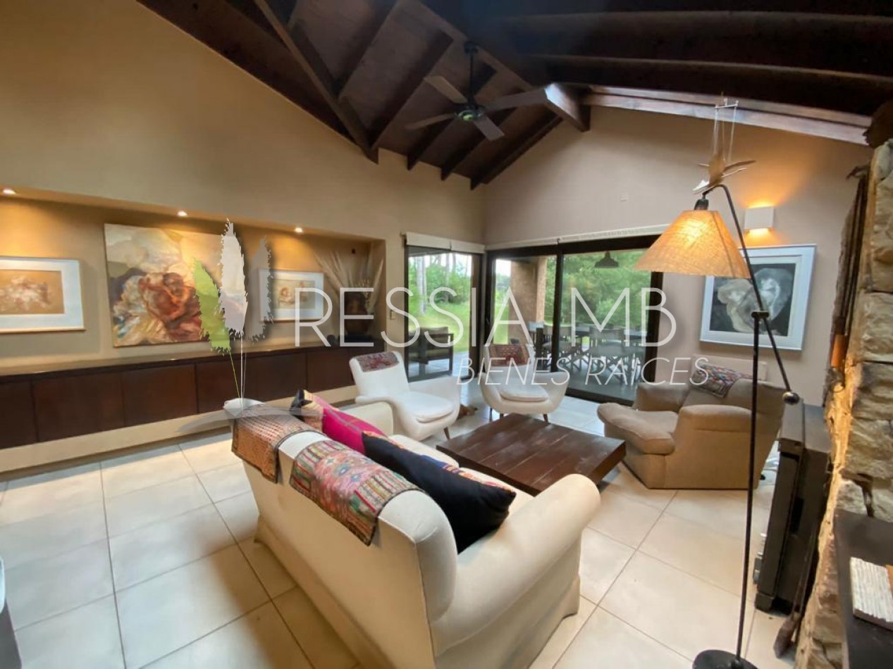Hermosa casa en venta - 4 dormitorios - Calle 43 e/ Pinamar y Punta del indio - Mar Azul (con opcion a lote lindero)