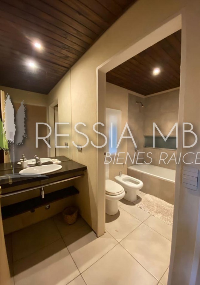 Hermosa casa en venta - 4 dormitorios - Calle 43 e/ Pinamar y Punta del indio - Mar Azul (con opcion a lote lindero)