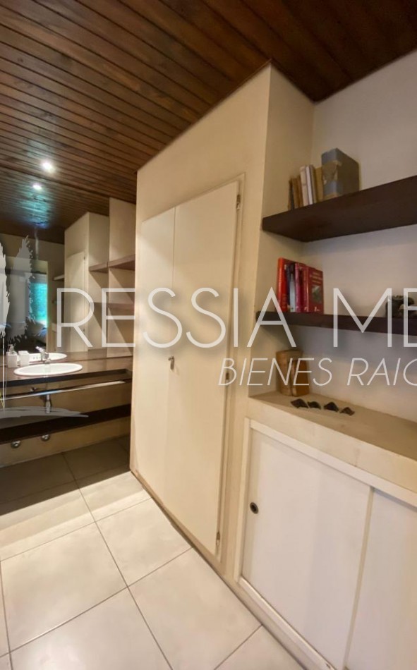 Hermosa casa en venta - 4 dormitorios - Calle 43 e/ Pinamar y Punta del indio - Mar Azul (con opcion a lote lindero)