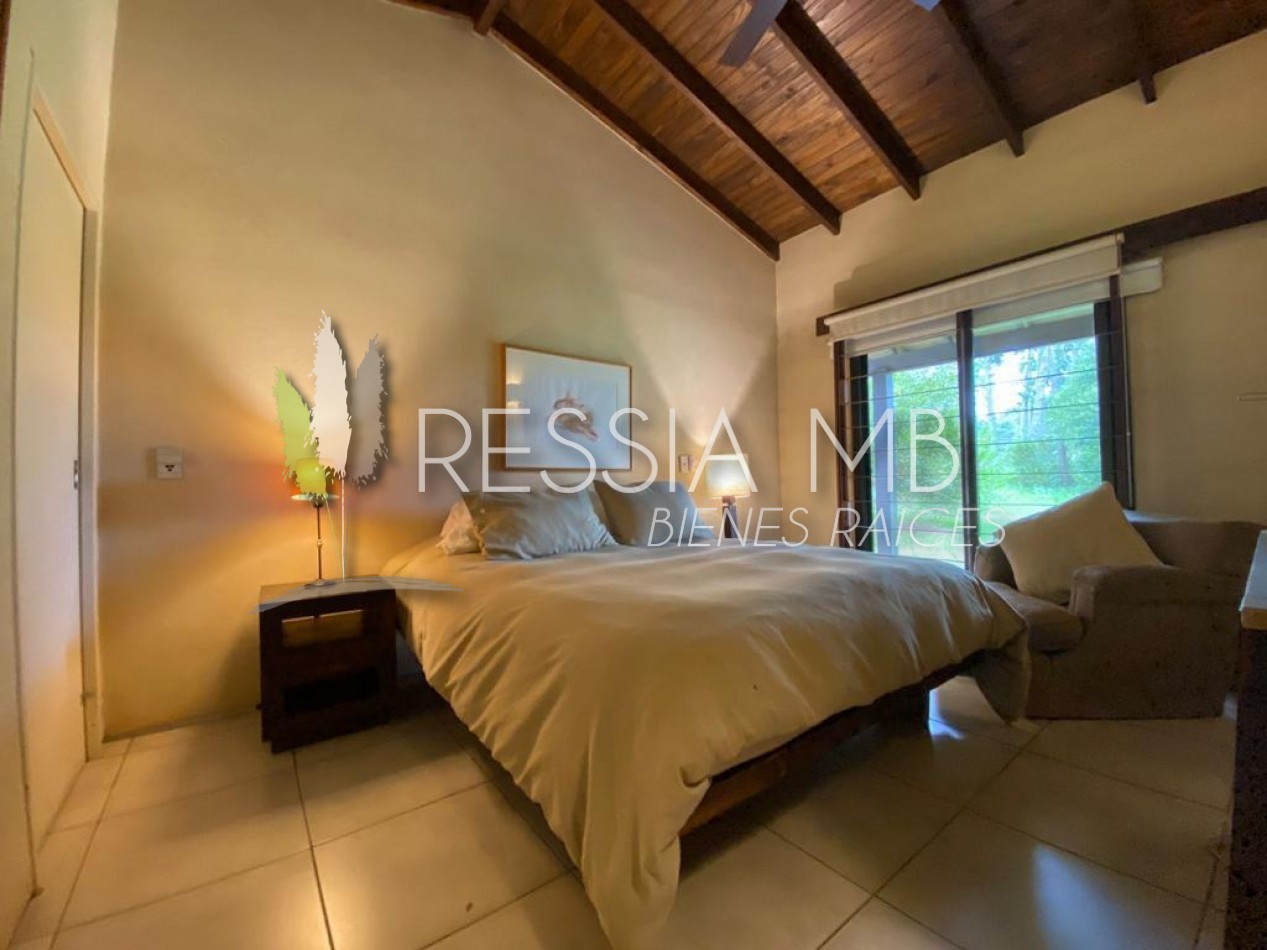 Hermosa casa en venta - 4 dormitorios - Calle 43 e/ Pinamar y Punta del indio - Mar Azul (con opcion a lote lindero)
