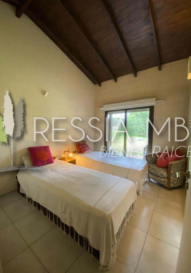 Hermosa casa en venta - 4 dormitorios - Calle 43 e/ Pinamar y Punta del indio - Mar Azul (con opcion a lote lindero)