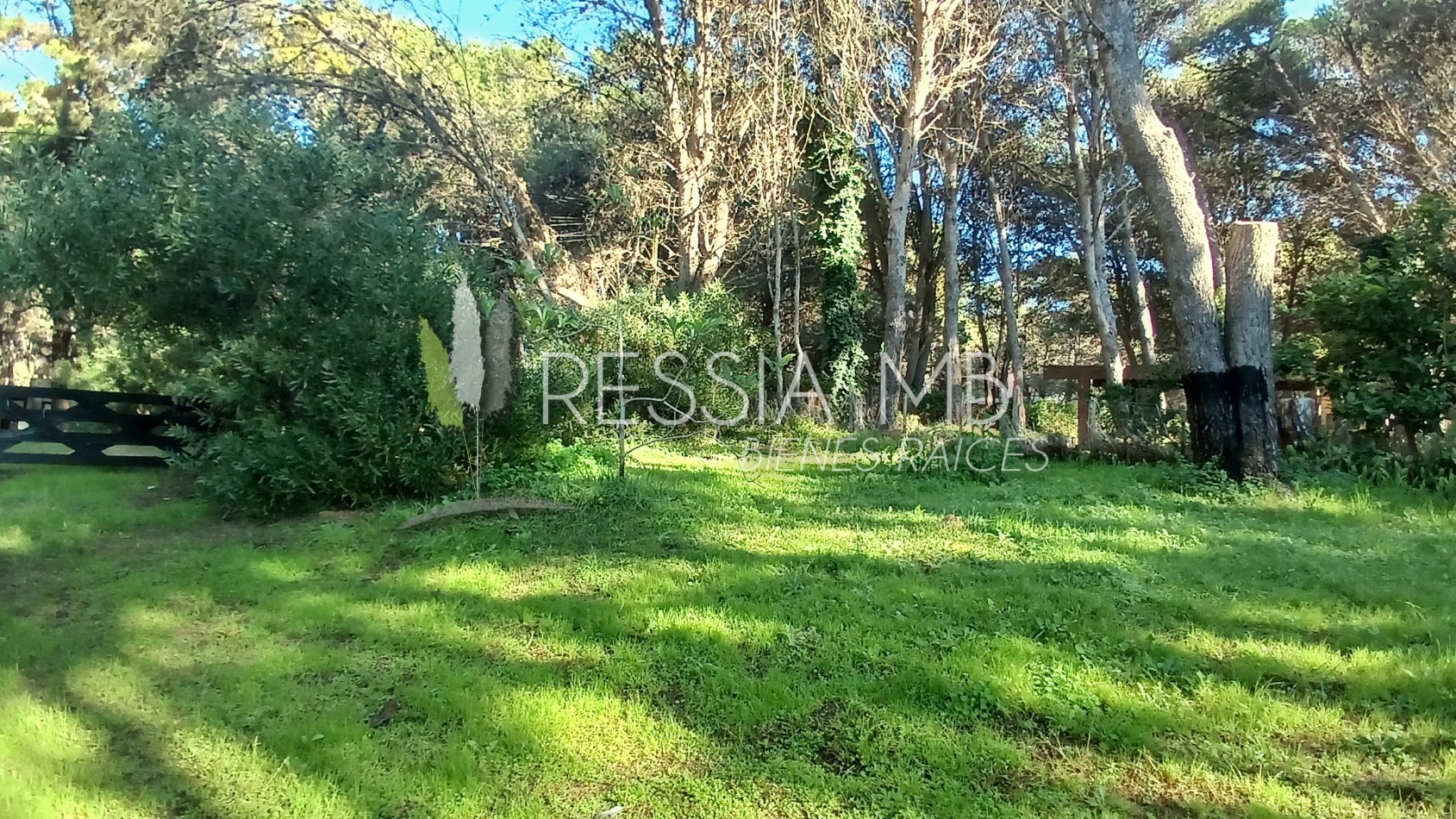 Hermosa casa en venta - 4 dormitorios - Calle 43 e/ Pinamar y Punta del indio - Mar Azul (con opcion a lote lindero)