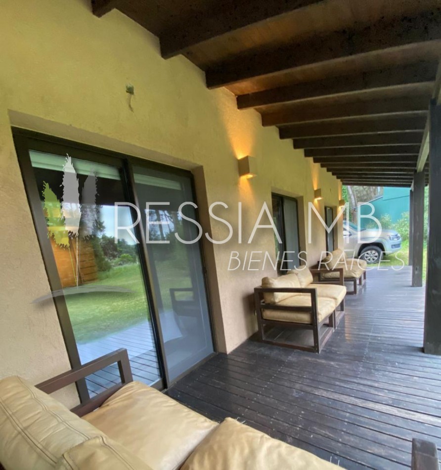 Hermosa casa en venta - 4 dormitorios - Calle 43 e/ Pinamar y Punta del indio - Mar Azul (con opcion a lote lindero)