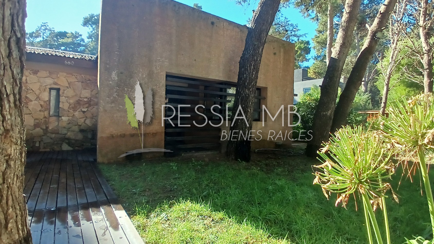 Hermosa casa en venta - 4 dormitorios - Calle 43 e/ Pinamar y Punta del indio - Mar Azul (con opcion a lote lindero)