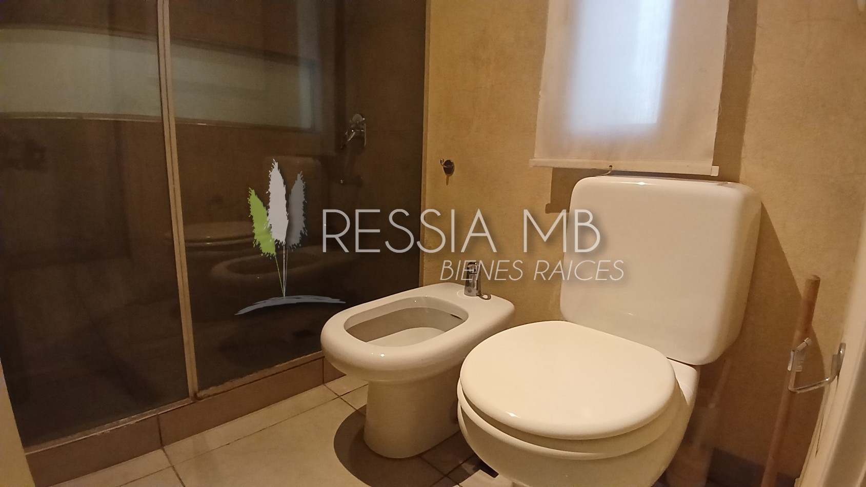 Hermosa casa en venta - 4 dormitorios - Calle 43 e/ Pinamar y Punta del indio - Mar Azul (con opcion a lote lindero)