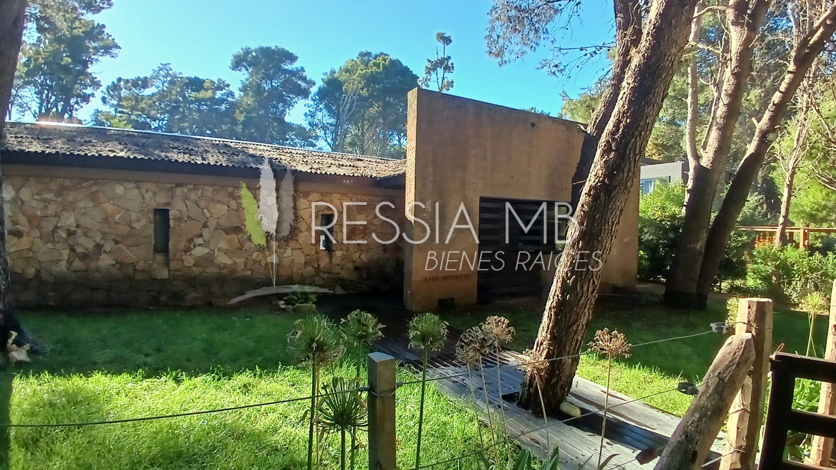 Hermosa casa en venta - 4 dormitorios - Calle 43 e/ Pinamar y Punta del indio - Mar Azul (con opcion a lote lindero)