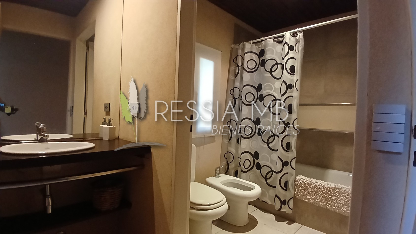 Hermosa casa en venta - 4 dormitorios - Calle 43 e/ Pinamar y Punta del indio - Mar Azul (con opcion a lote lindero)