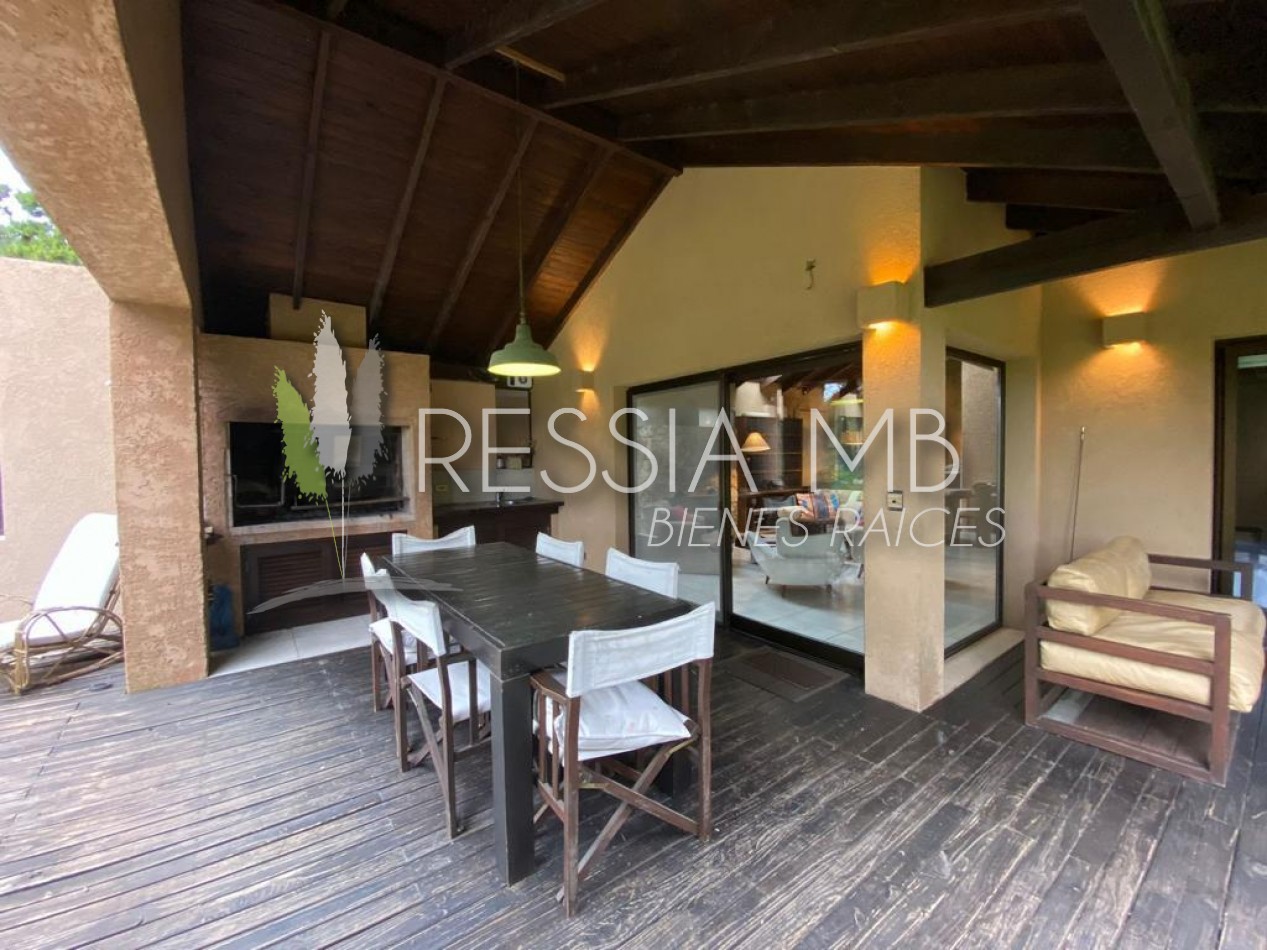 Hermosa casa en venta - 4 dormitorios - Calle 43 e/ Pinamar y Punta del indio - Mar Azul (con opcion a lote lindero)