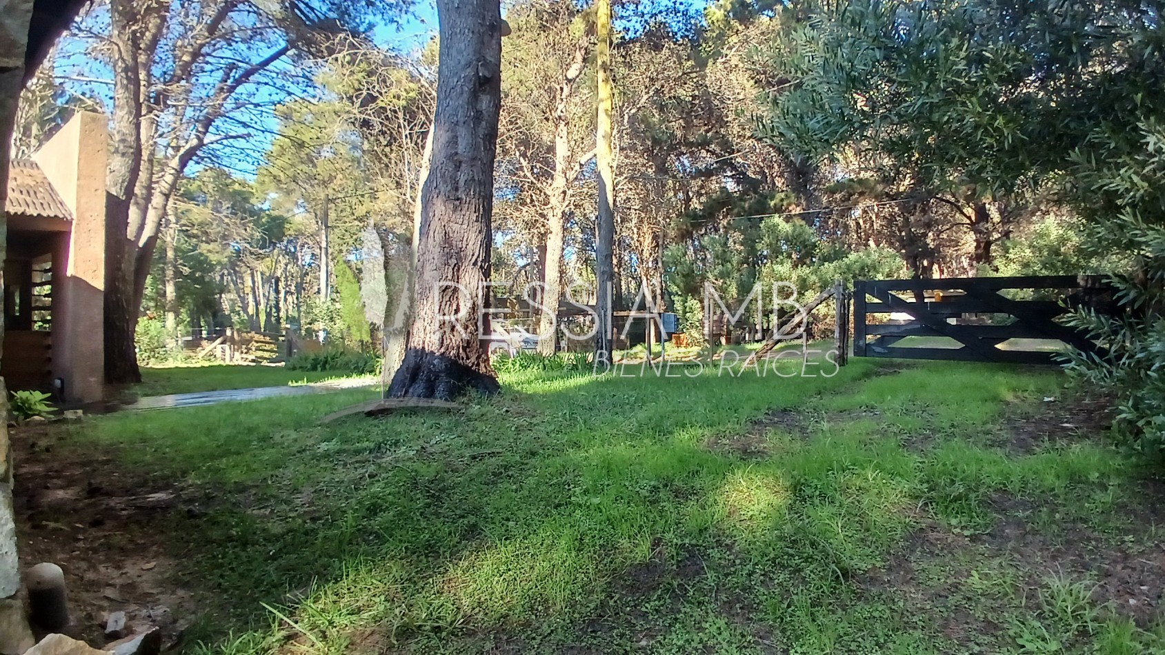 Hermosa casa en venta - 4 dormitorios - Calle 43 e/ Pinamar y Punta del indio - Mar Azul (con opcion a lote lindero)