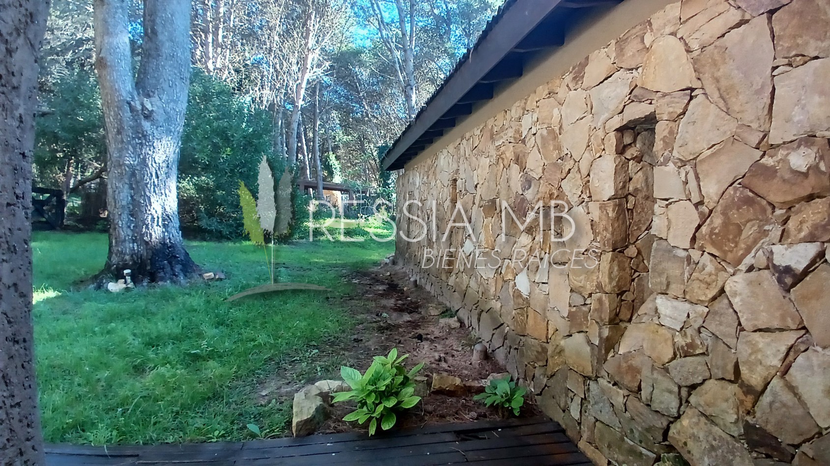 Hermosa casa en venta - 4 dormitorios - Calle 43 e/ Pinamar y Punta del indio - Mar Azul (con opcion a lote lindero)