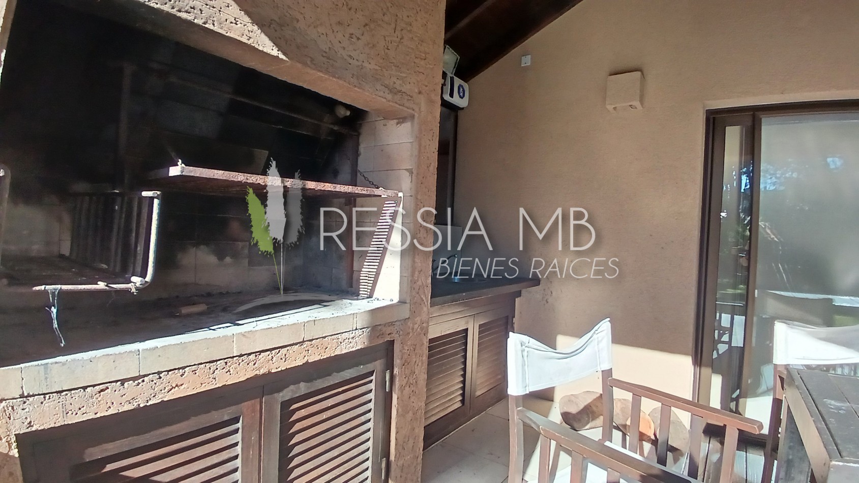 Hermosa casa en venta - 4 dormitorios - Calle 43 e/ Pinamar y Punta del indio - Mar Azul (con opcion a lote lindero)