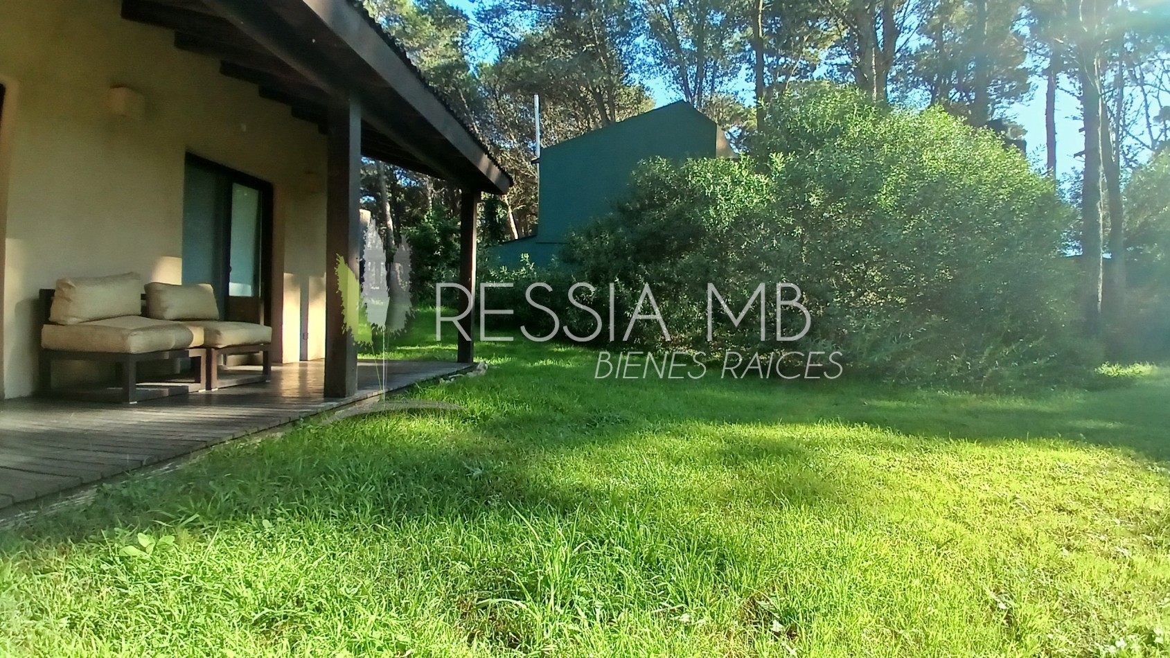 Hermosa casa en venta - 4 dormitorios - Calle 43 e/ Pinamar y Punta del indio - Mar Azul (con opcion a lote lindero)
