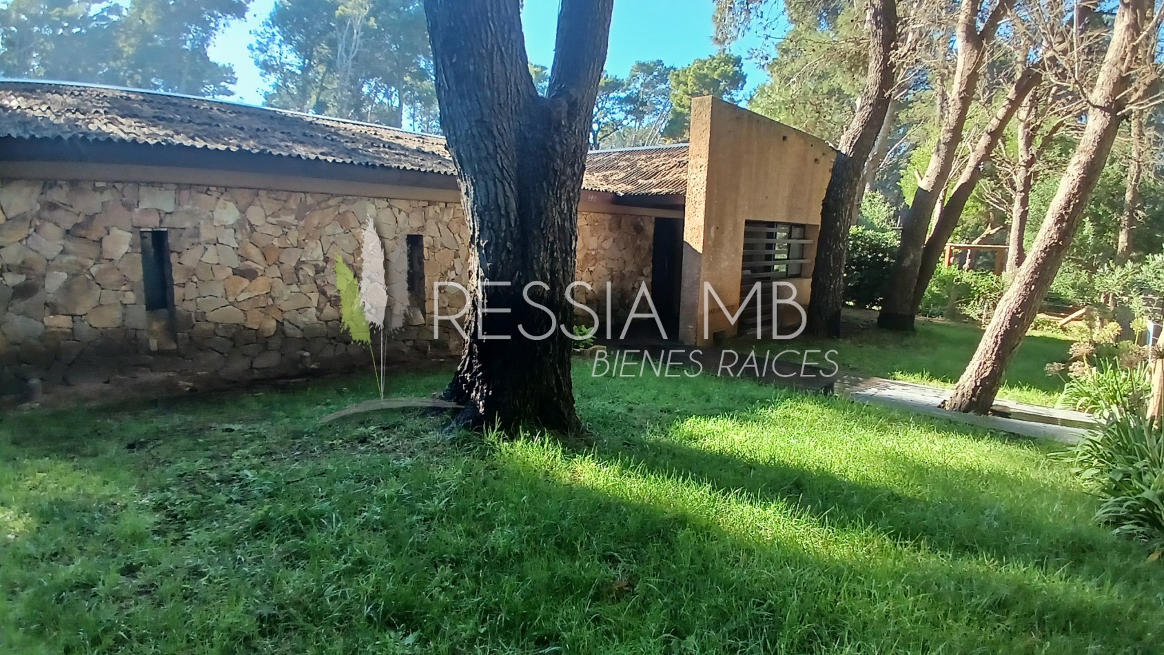 Hermosa casa en venta - 4 dormitorios - Calle 43 e/ Pinamar y Punta del indio - Mar Azul (con opcion a lote lindero)
