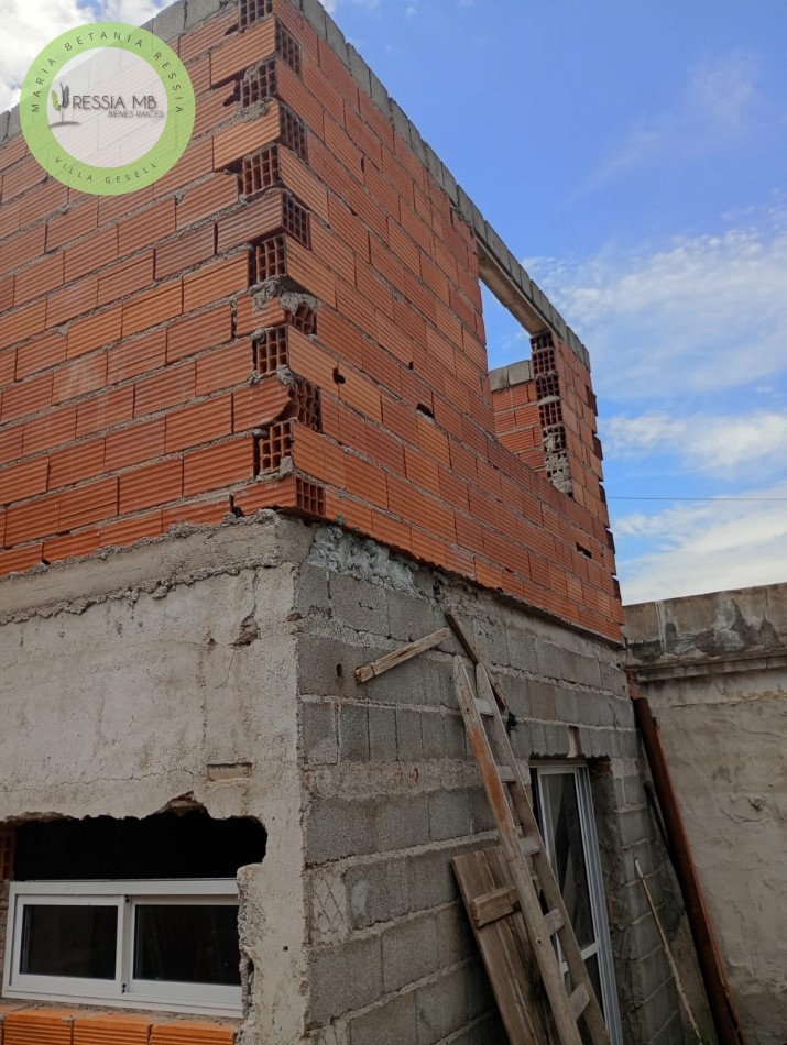 Lote en esquina con local y construccion en dos plantas - Ideal desarrollo de departamentos - Laprida - Pcia. de Bs. As.