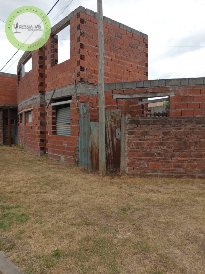 Lote en esquina con local y construccion en dos plantas - Ideal desarrollo de departamentos - Laprida - Pcia. de Bs. As.