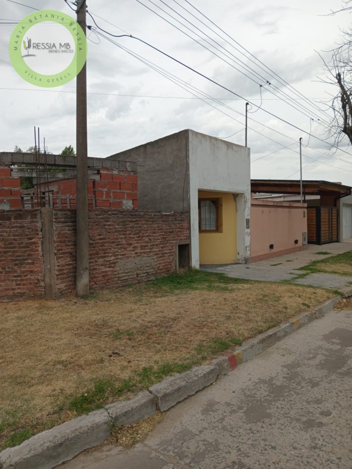Lote en esquina con local y construccion en dos plantas - Ideal desarrollo de departamentos - Laprida - Pcia. de Bs. As.