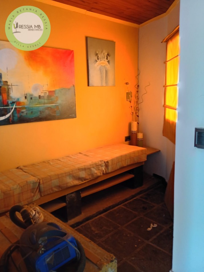 Lote en esquina con local y construccion en dos plantas - Ideal desarrollo de departamentos - Laprida - Pcia. de Bs. As.