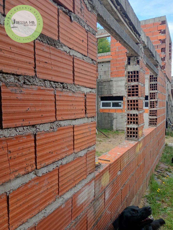 Lote en esquina con local y construccion en dos plantas - Ideal desarrollo de departamentos - Laprida - Pcia. de Bs. As.